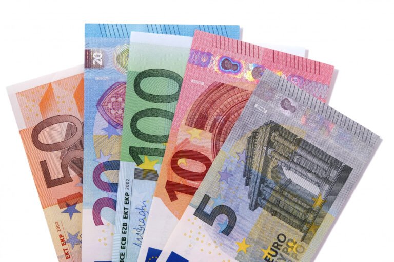 set-euro-currency-bills-isolated