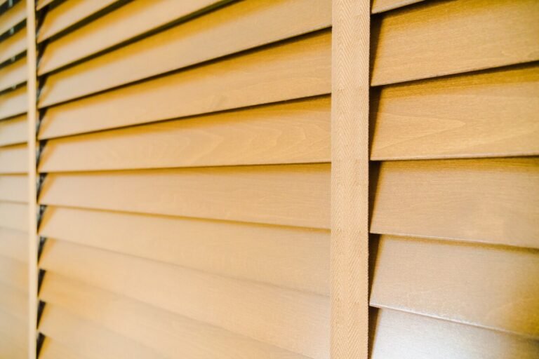 blinds-window_74190-6255